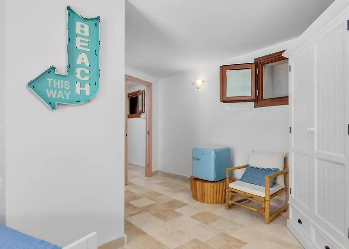 Brandinchi - Heated Pool, Private Beach, Sea View, Wi-fi Villa