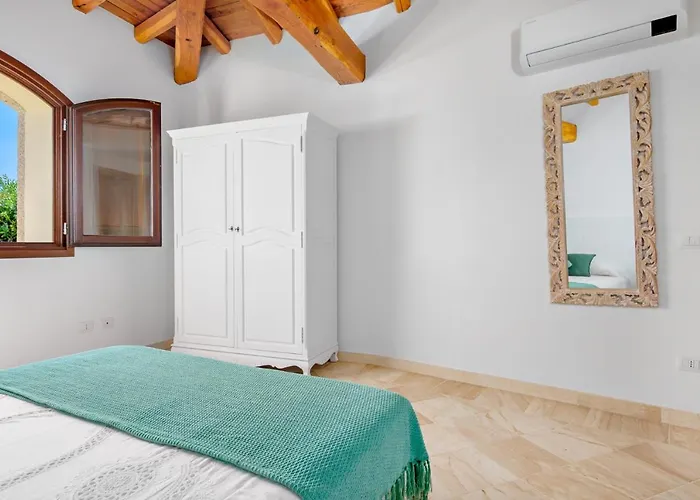 Brandinchi - Heated Pool, Private Beach, Sea View, Wi-fi Villa