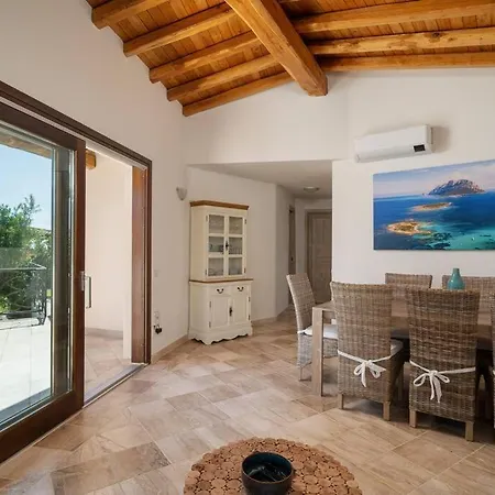 Brandinchi - Heated Pool, Private Beach, Sea View, Wi-fi Villa