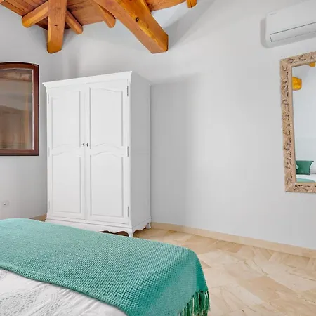 Brandinchi - Heated Pool, Private Beach, Sea View, Wi-fi Villa