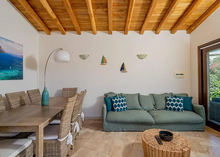 Brandinchi - Heated Pool, Private Beach, Sea View, Wi-fi