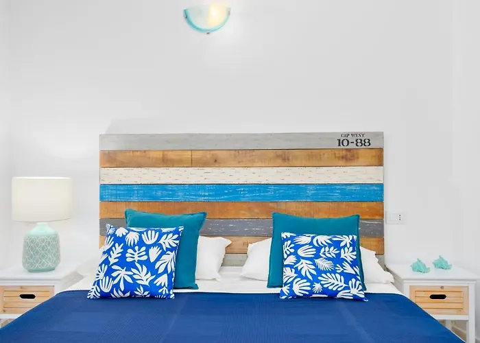 Villa Brandinchi - Heated Pool, Private Beach, Sea View, Wi-fi